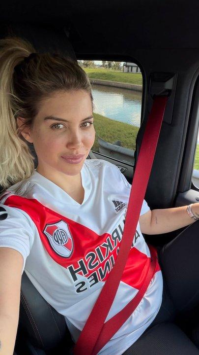 Wanda Nara subioacute al escenario del show de Martiacuten Cirio y cantoacute ldquoBad Bitchrdquo