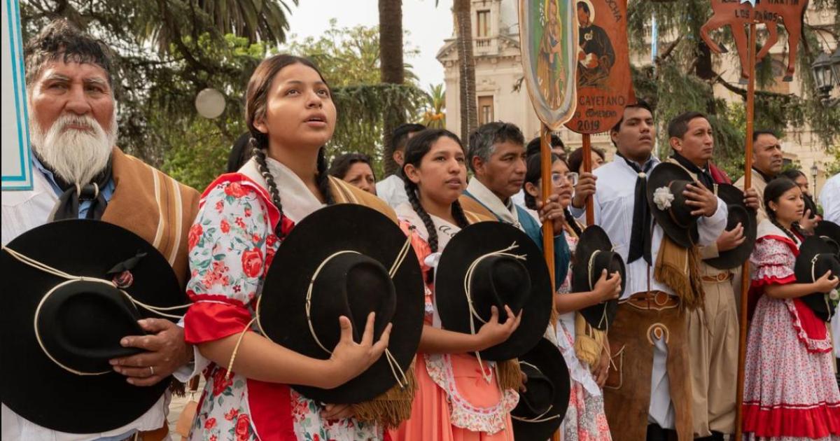 Gauchos y paisanas en un acto en plaza Belgrano por el Diacutea de la Tradicioacuten