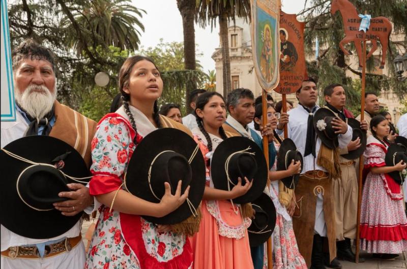 Gauchos y paisanas en un acto en plaza Belgrano por el Diacutea de la Tradicioacuten