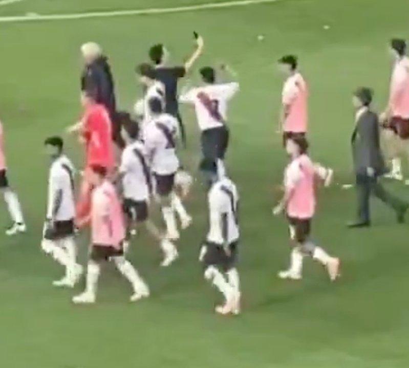 Revelan video de Maximiliano Salas agrediendo a un joven de Boca tras el Superclaacutesico