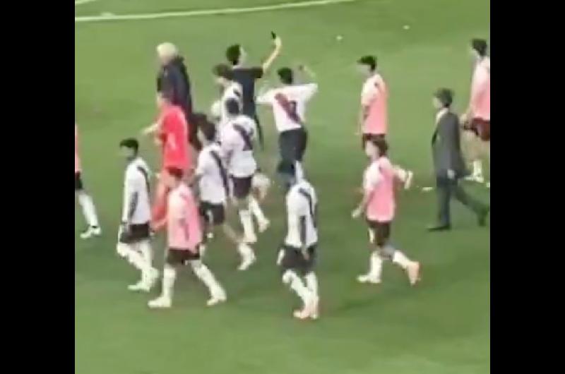 Revelan video de Maximiliano Salas agrediendo a un joven de Boca tras el Superclaacutesico