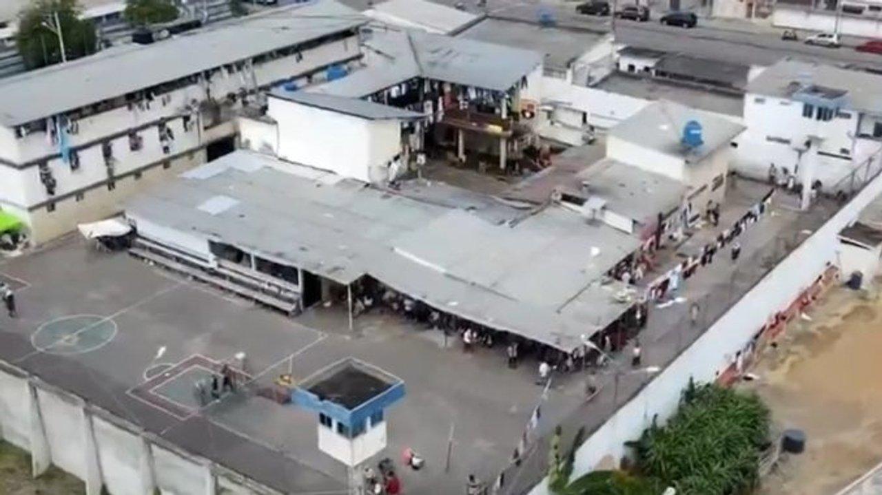 Motiacuten en una caacutercel de Ecuador- al menos 27 presos muertos por asfixia 