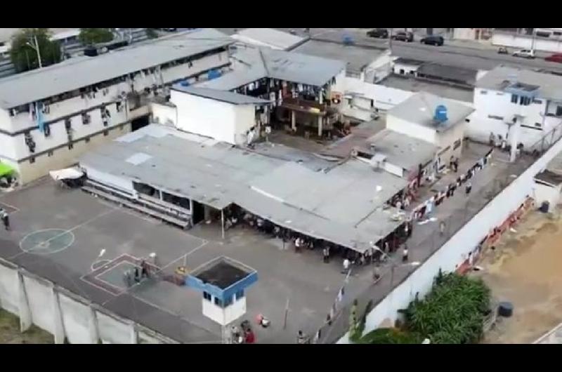 Motiacuten en una caacutercel de Ecuador- al menos 27 presos muertos por asfixia 