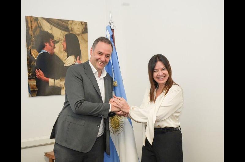 Manuel Adorni se reuacutene mano a mano con ministros y encabezaraacute reuniones de Gabinete