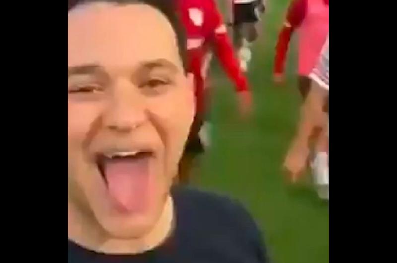 El escaacutendalo post Superclaacutesico- Salas golpeoacute el celular de un hincha y el video se hizo viral