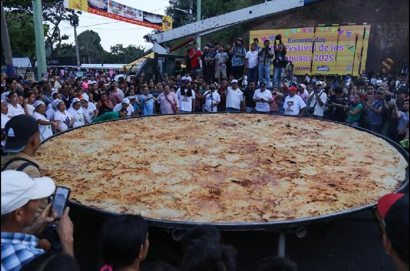 El Salvador festejoacute el Diacutea de las Pupusas con el ejemplar maacutes grande del mundo