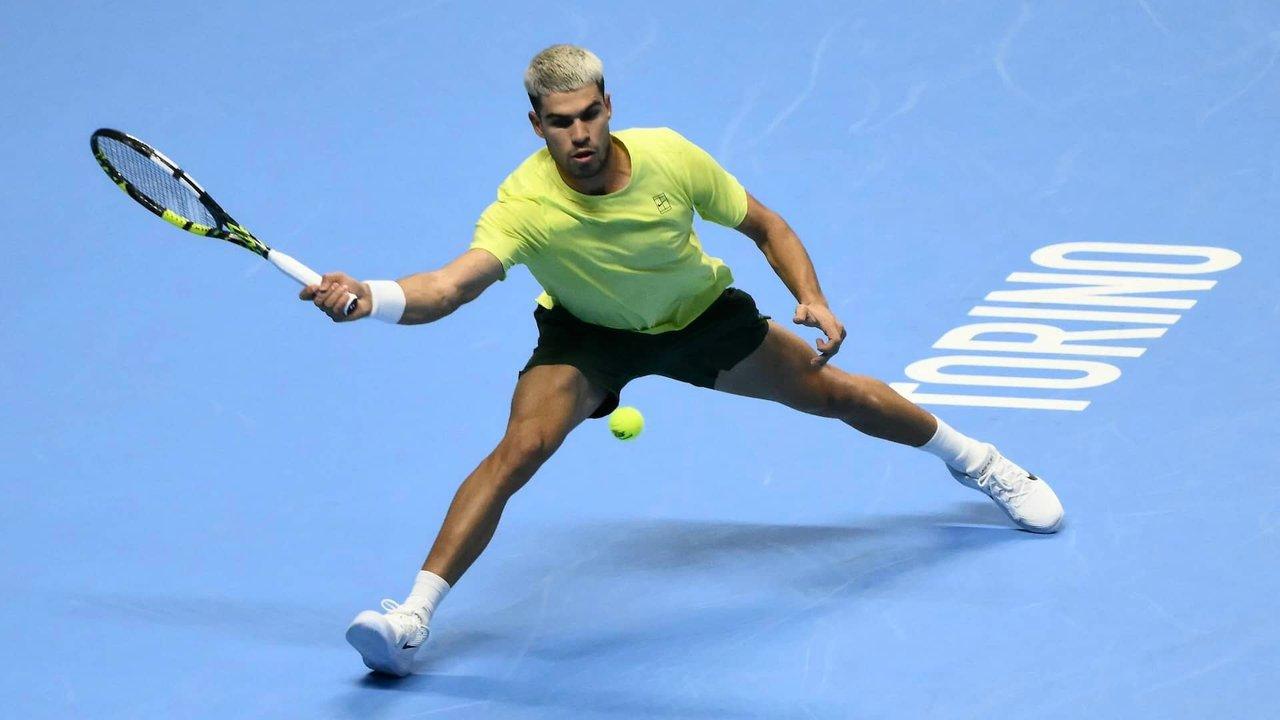 Alcaraz le ganoacute un partido duriacutesimo a Fritz y quedoacute muy cerca de la clasificacioacuten a semis en las ATP Finals