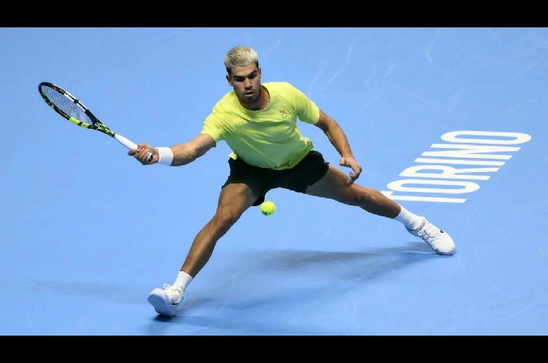 Alcaraz le ganoacute un partido duriacutesimo a Fritz y quedoacute muy cerca de la clasificacioacuten a semis en las ATP Finals