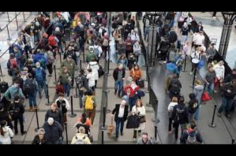 Chau al temible ldquocuartitordquo de los aeropuertos de EEUU- un control de peso podriacutea rechazar a obesos 