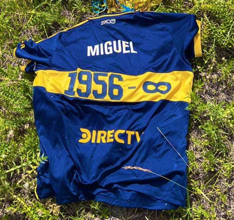 La camiseta de Boca por el homenaje a Miguel Aacutengel Russo cayoacute en un remoto pueblo uruguayo