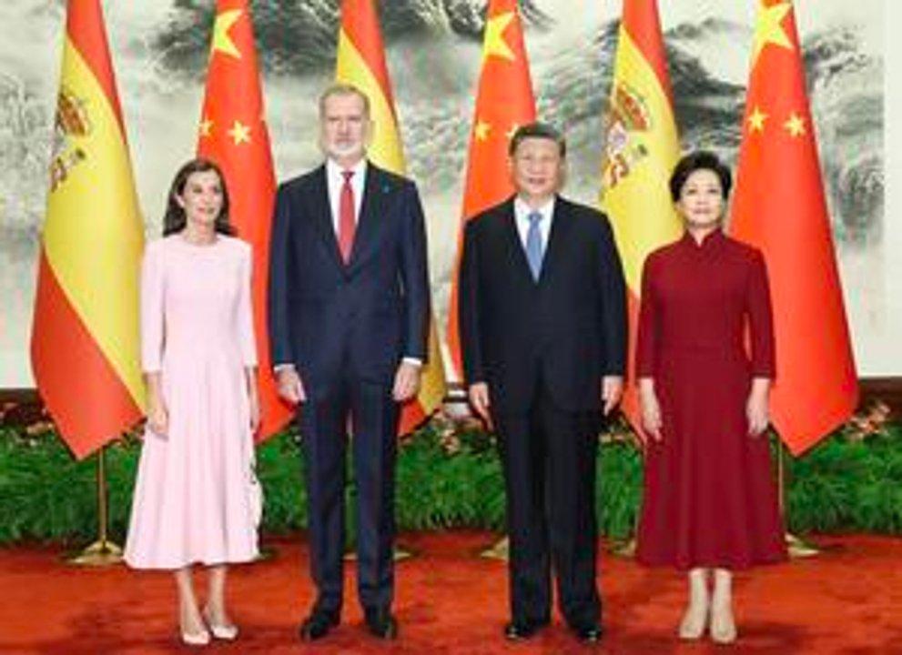 Peng Liyuan y la reina Letizia de Espantildea visitaron un centro de servicios para personas con discapacidad