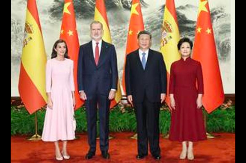Peng Liyuan y la reina Letizia de Espantildea visitaron un centro de servicios para personas con discapacidad