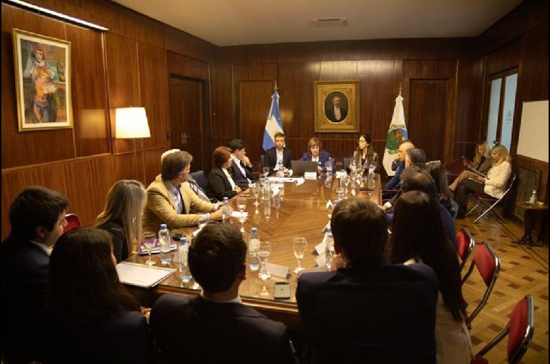 Bullrich se reunioacute con los senadores de LLA y les anuncioacute que arranca la reforma laboral en diciembre