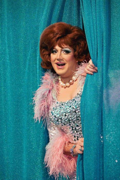 Damiaacuten Betular debuta como Edna Turnblad en ldquoHairsprayrdquo- la increiacuteble transformacioacuten