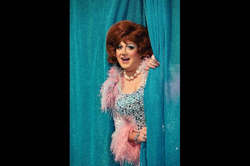 Damiaacuten Betular debuta como Edna Turnblad en ldquoHairsprayrdquo- la increiacuteble transformacioacuten