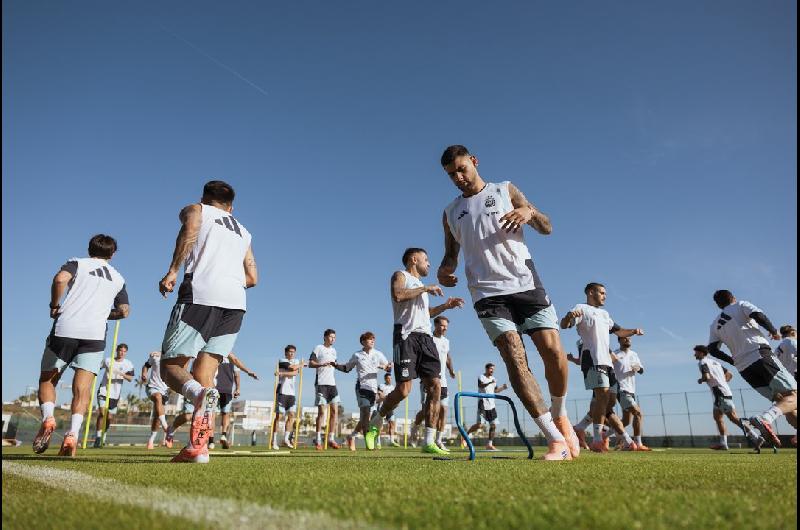 Con Messi desde el arranque la probable formacioacuten de la Seleccioacuten argentina frente a Angola