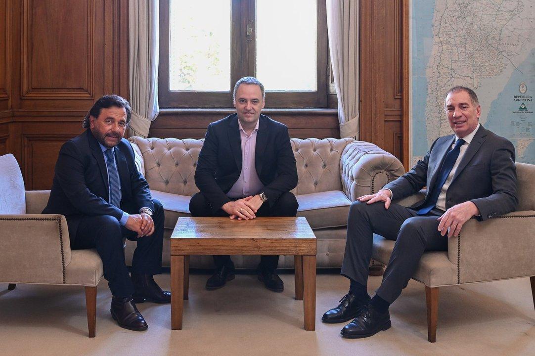 Adorni y Santilli reciben a Gustavo Saeacutenz en Casa Rosada tras los nuevos contactos con gobernadores