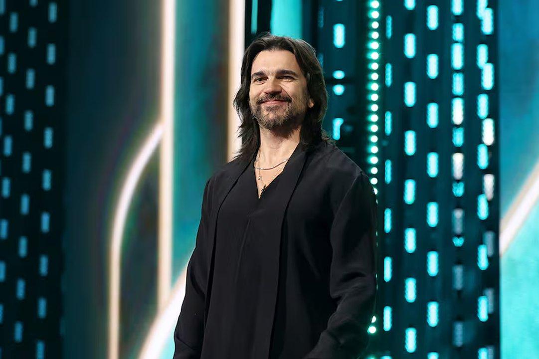 Juanes apostoacute por darle un giro a su musica y colaboroacute con artistas actuales