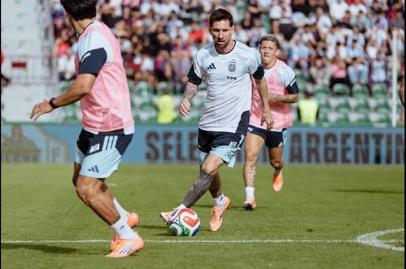 VIDEO- Locura por la llegada de Messi a Angola