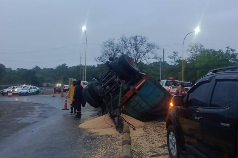 Volcoacute un camioacuten que transportaba maiacutez y el conductor resultoacute ileso
