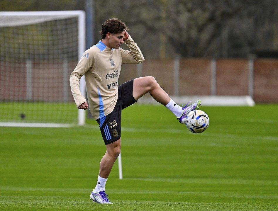 Por queacute no juega Juliaacuten Aacutelvarez en Argentina ante Angola