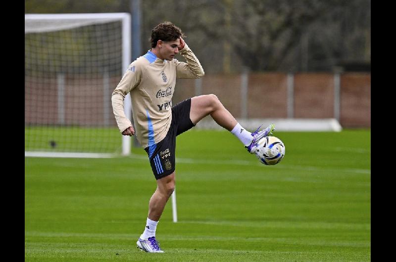 Por queacute no juega Juliaacuten Aacutelvarez en Argentina ante Angola