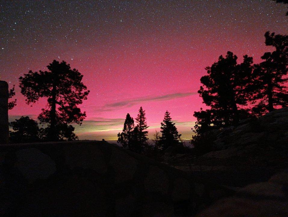 Una tormenta fucsia tintildeoacute de un color inusual el cielo del norte de Meacutexico