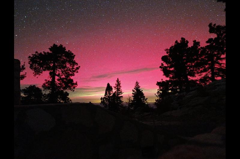 Una tormenta fucsia tintildeoacute de un color inusual el cielo del norte de Meacutexico