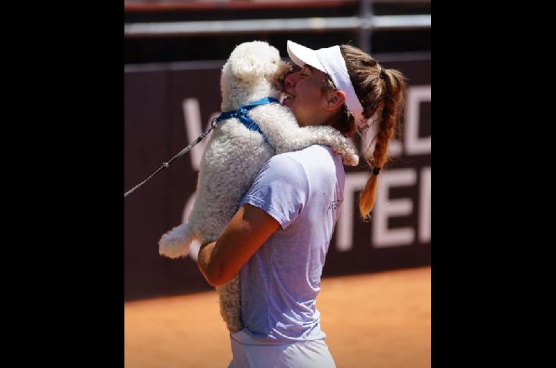 El tierno festejo de Solana Sierra junto a su perro luego de ganar en la Billie Jean King Cup