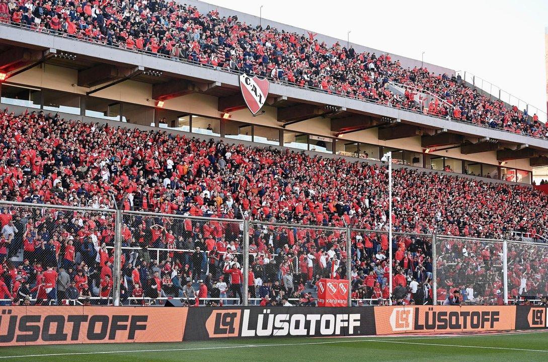 acuteBeboteacute Aacutelvarez vuelve a la tribuna de Independiente y la barra prometioacute frenarlo a los ldquotirosrdquo