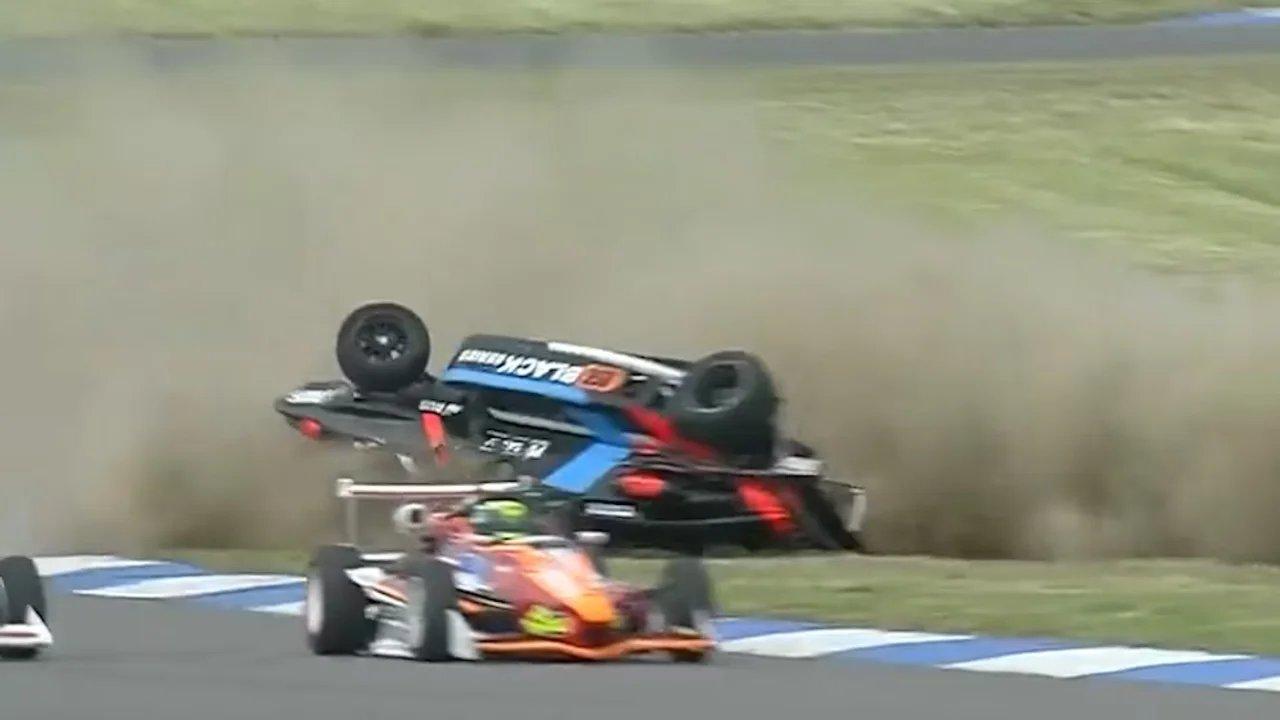 Tremendo choque en la Foacutermula 3 Metropolitana- se salvoacute de milagro