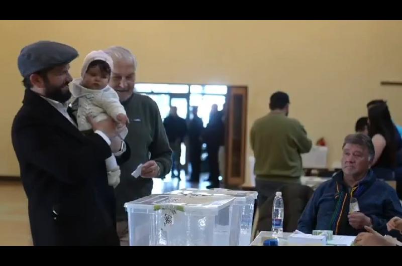 Elecciones en Chile- Gabriel Boric emocionado al sufragar con su hija llamoacute a la unidad nacional