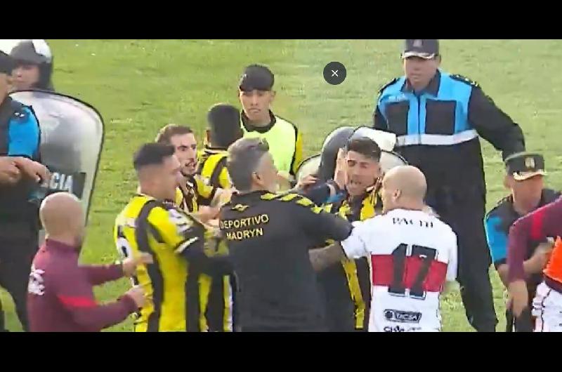 Batalla campal en Madryn- el triunfo 1-0 sobre Moroacuten terminoacute en un escaacutendalo generalizado