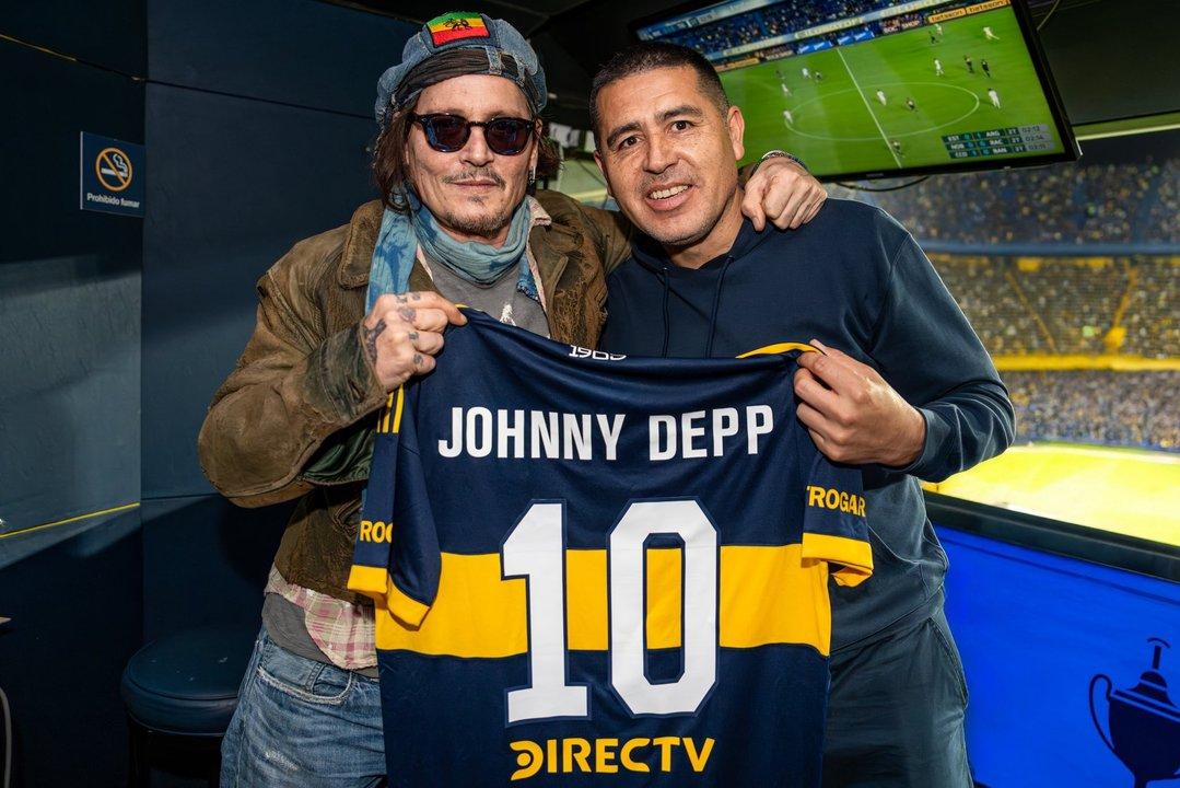 Johnny Depp presente en la Bombonera para ver a Boca- se llevoacute una camiseta de regalo