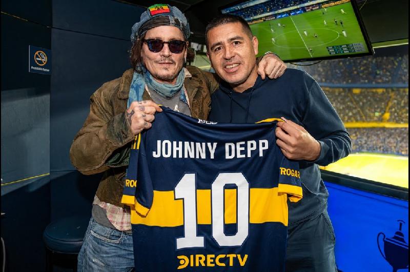 Johnny Depp presente en la Bombonera para ver a Boca- se llevoacute una camiseta de regalo