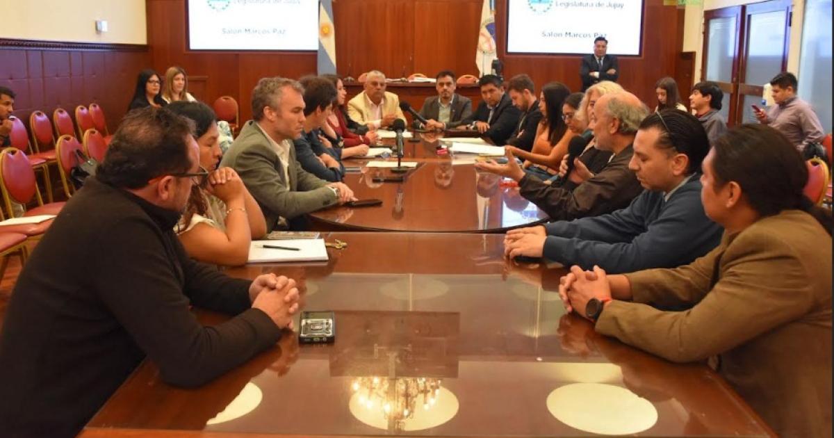 Avance legislativo para fijar el Diacutea del Folclorista