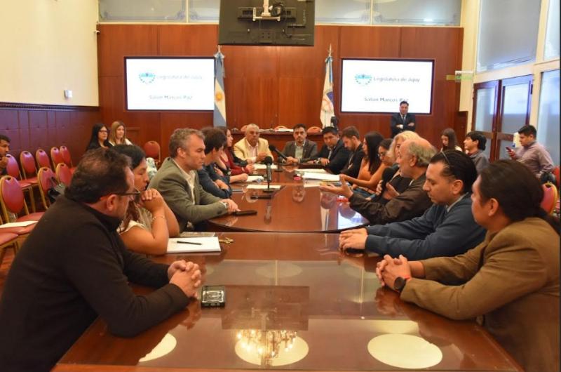 Avance legislativo para fijar el Diacutea del Folclorista