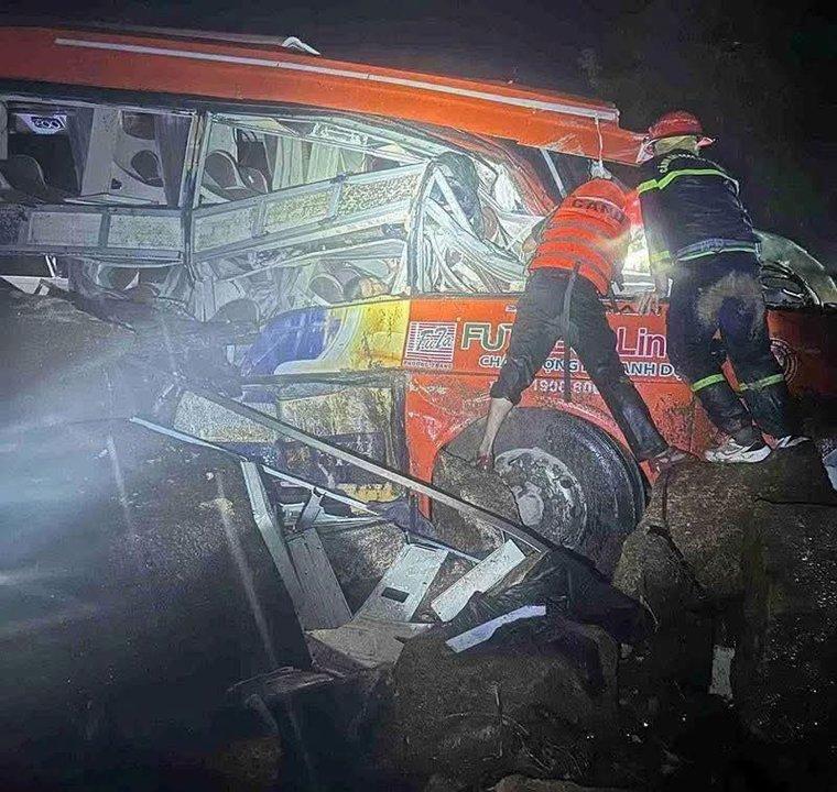 Por un deslizamiento de tierra quedoacute sepultado un micro en Vietnam- al menos seis muertos y 19 heridos