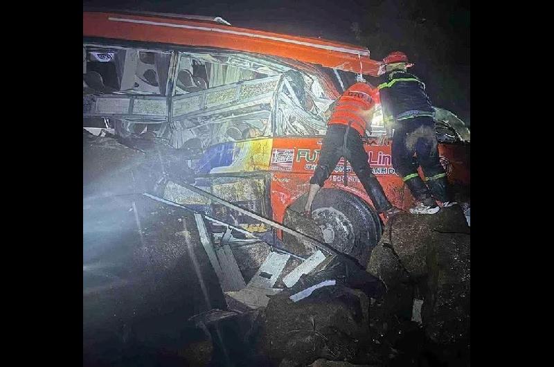 Por un deslizamiento de tierra quedoacute sepultado un micro en Vietnam- al menos seis muertos y 19 heridos