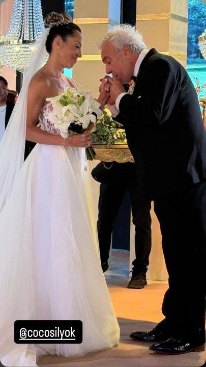 Escaacutendalo en la boda de Coco Sily y Chimi Meza- un famoso llegoacute tarde y hubo que reubicarlo en otra mesa