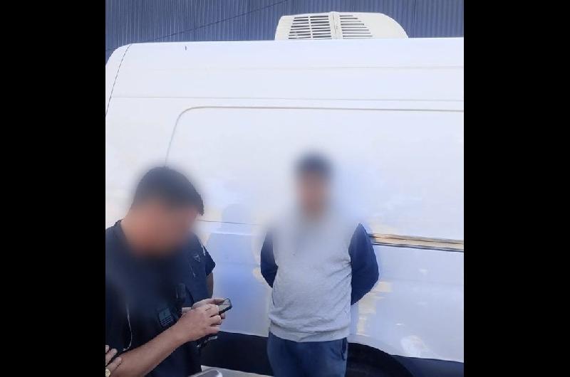 La Policiacutea de la Ciudad detuvo a un proacutefugo por estafa en la cancha de Barracas