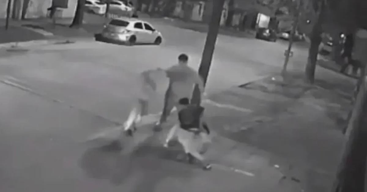 En patota asaltaron a una joven y le dieron una golpiza