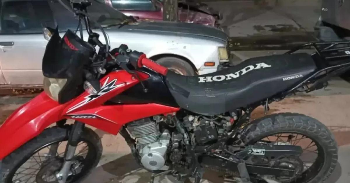 Tras un enfrentamiento con motochorros personal policial recuperoacute un celular robado