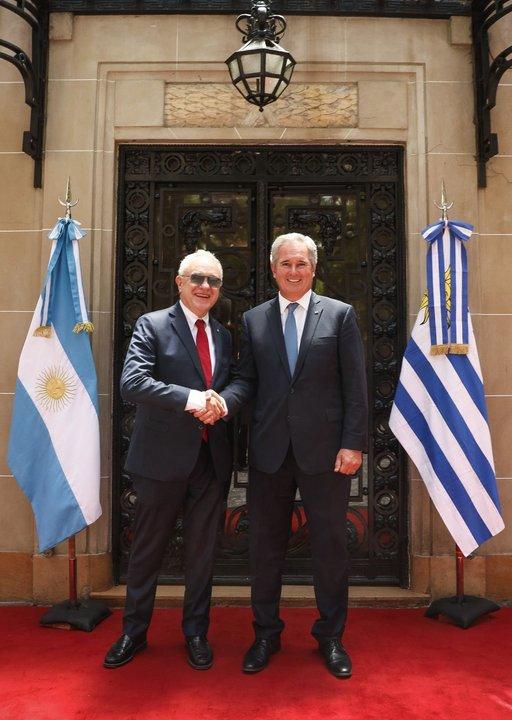 Fortalecer la cooperacioacuten- Quirno recibioacute al canciller de Uruguay