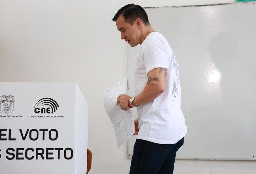 Noboa cambioacute su gabinete tras la derrota en la consulta popular y referendo