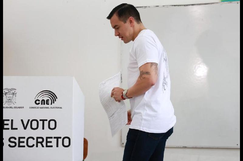 Noboa cambioacute su gabinete tras la derrota en la consulta popular y referendo