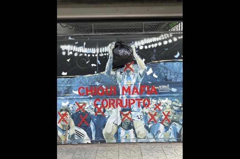 Vandalizaron murales mundialistas con mensajes hacia Chiqui Tapia