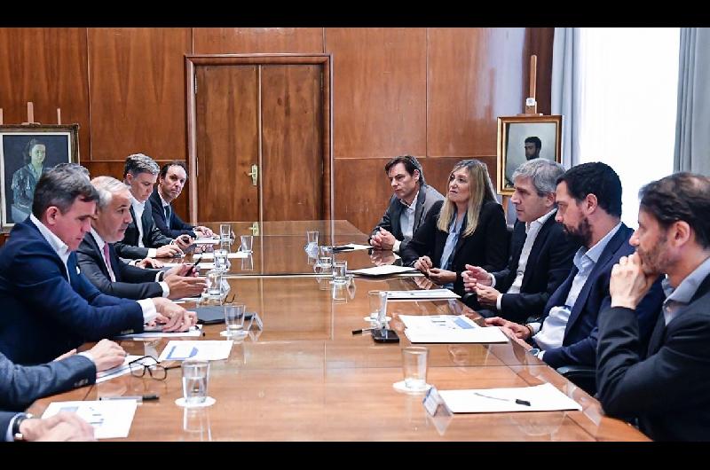 Luis Caputo recibioacute a las automotrices y repasaron las inversiones del sector