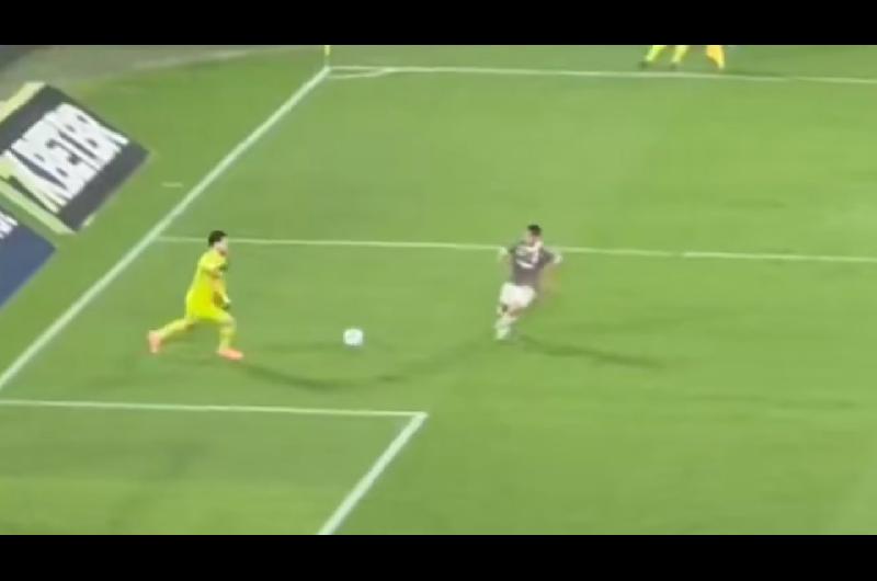 Tras ser figura contra Racing Agustiacuten Rossi regaloacute un gol en el claacutesico carioca