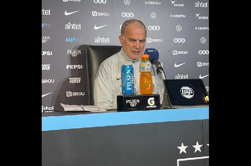 Marcelo Bielsa afirmoacute que no renunciaraacute al cargo de DT de la Seleccioacuten uruguaya